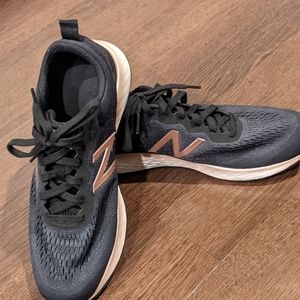 Women's New balance fresh foam tennis shoes size 8
